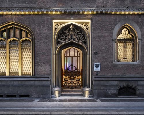 Edifício histórico de Milão se transforma em hostel-design