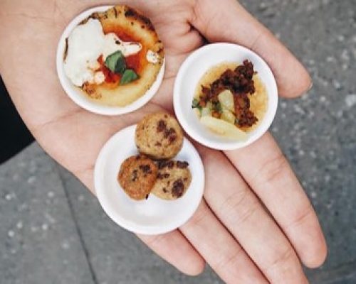 Restaurante pop-up faz pequenas réplicas de pratos clássicos de NYC