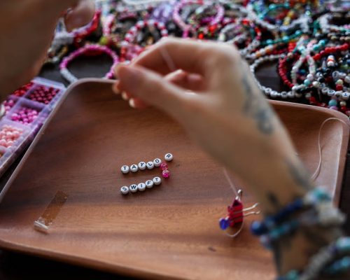 Mercado Livre cede códigos de desconto através de pulseira da amizade