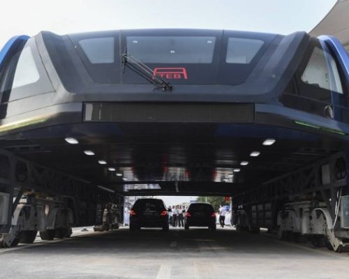 China começa a testar ônibus que transita por cima de carros