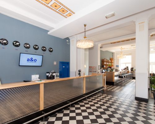 Concierges especialistas em distanciamento social no A and O Hostels