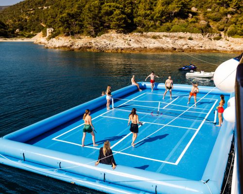 Conheça a quadra flutuante de pickeball no navio do Via Croatia