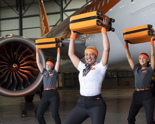 EasyJet apresenta treino com malas de viagem