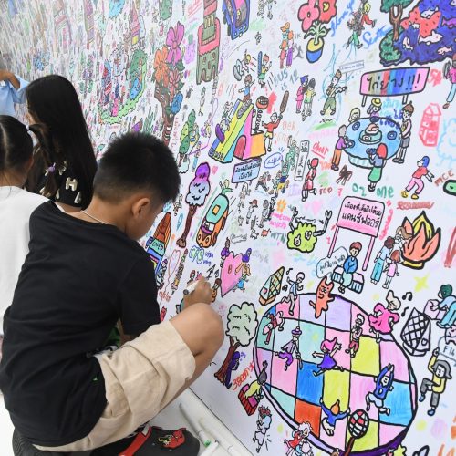Um túnel em Bangkok vira espaço de colorir coletivo
