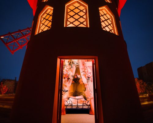Airbnb disponibiliza estadia no Moulin Rouge