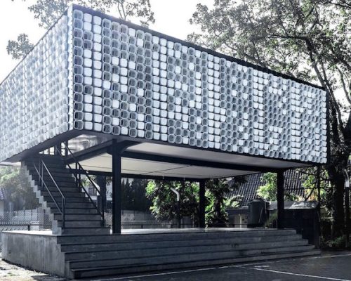 Pote de sorvete vira fachada de biblioteca na Indonésia