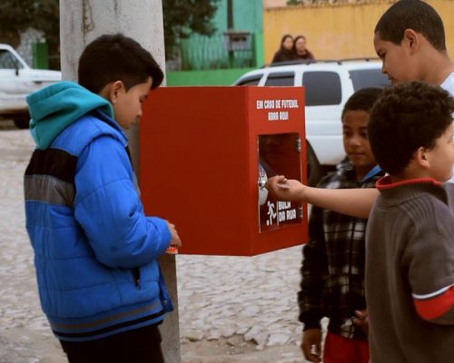 Campanha tenta resgatar o gosto pelo futebol de rua