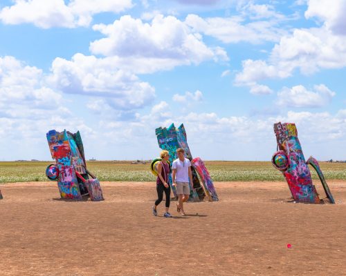 Cadillac Ranch celebra 50 anos com intervenção artística na Rota 66