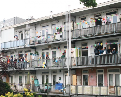 Festa na sacada com vizinhos