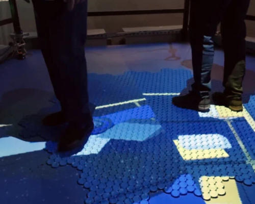Disney apresenta piso digital que permite explorar realidades virtuais