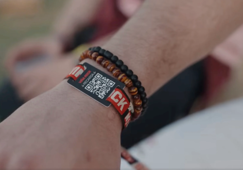 Pulseiras cashless de festivais viram canal de doação para UNICEF