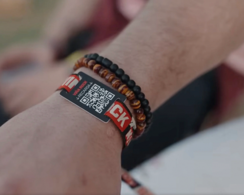 Pulseiras cashless de festivais viram canal de doação para UNICEF