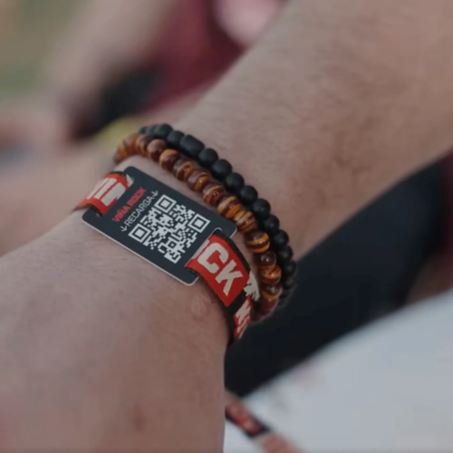 Pulseiras cashless de festivais viram canal de doação para UNICEF