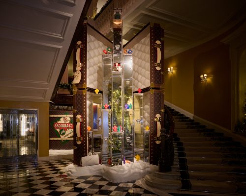 Claridge Hotel revela árvore de Natal em parceria com a Louis Vuitton