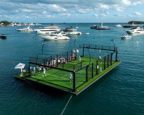 A quadra de padel flutuante no porto de Miami