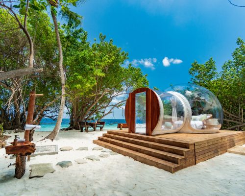 Amilla Maldives lança glamping em casulo a beira mar