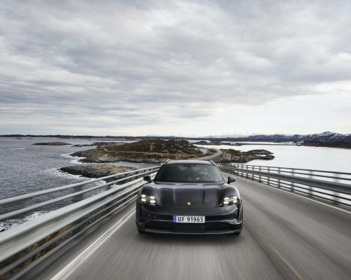 As road trips da Off The Map Travel com veículos elétricos Porsche