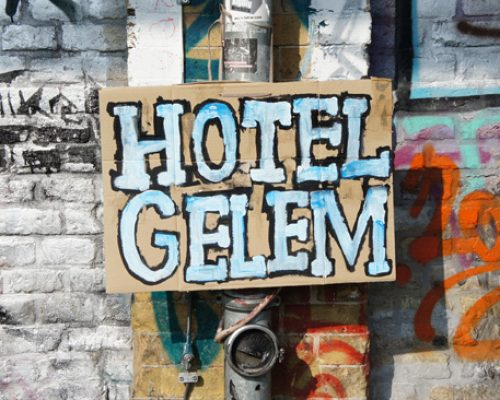 Conheça o estilo de vida cigano no Hotel Gelem