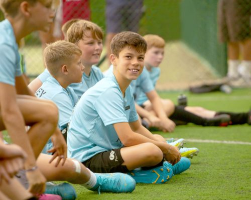 Os acampamentos de futebol com profissionais no Ikos Resorts