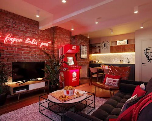 KFC lança hotel pop-up com renda revertida para doações