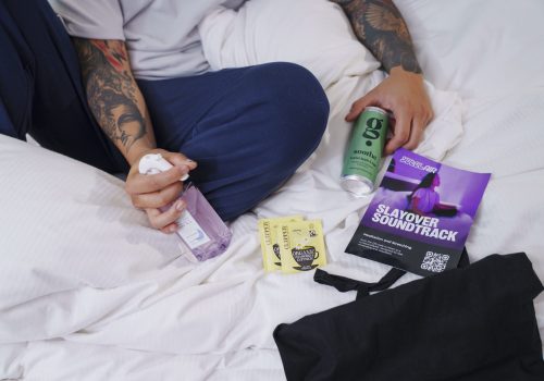 Yotelair lança kits para transformar escalas em experiências de bem-estar