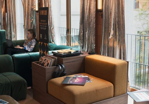 TRIBE Vinyl Club: quando a hospitalidade encontra a cultura do disco
