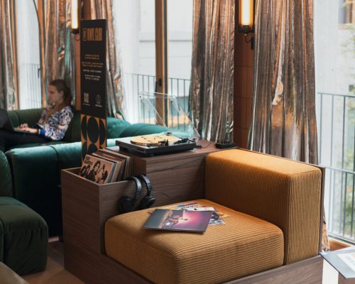 TRIBE Vinyl Club: quando a hospitalidade encontra a cultura do disco