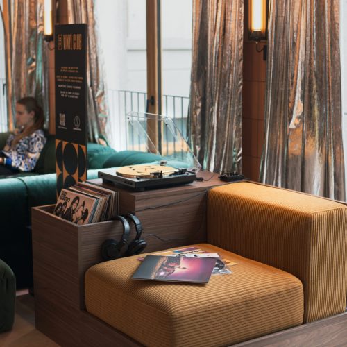 TRIBE Vinyl Club: quando a hospitalidade encontra a cultura do disco