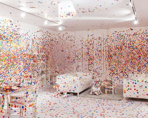 Concurso da Tate Modern premiará anfitrião do Airbnb com quarto decorado por Yayoi Kusama