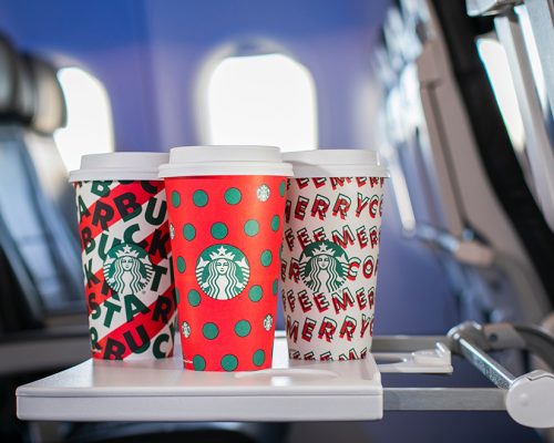 Alaska Airlines e Starbucks oferecem bebidas natalinas a bordo