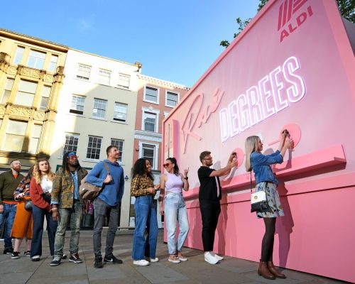 O outdoor da Aldi UK que serve vinho rosé na temperatura ideal