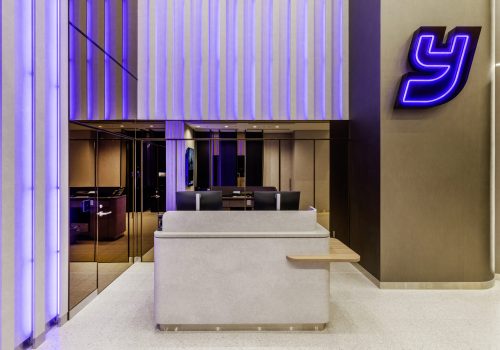 YOTEL cria happy hour sem telas para combater o excesso digital nas viagens