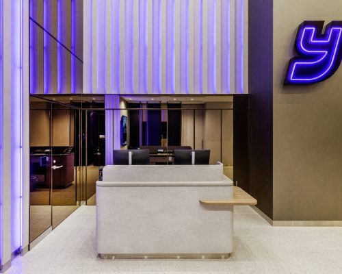 YOTEL cria happy hour sem telas para combater o excesso digital nas viagens