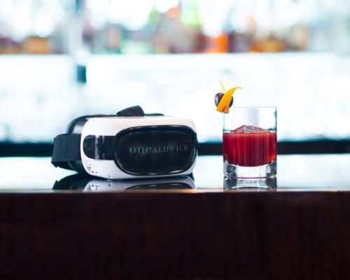 Hotel serve coquetel acompanhado de realidade virtual