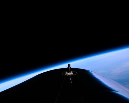 Virgin Galactic realiza vôo espacial com tripulação