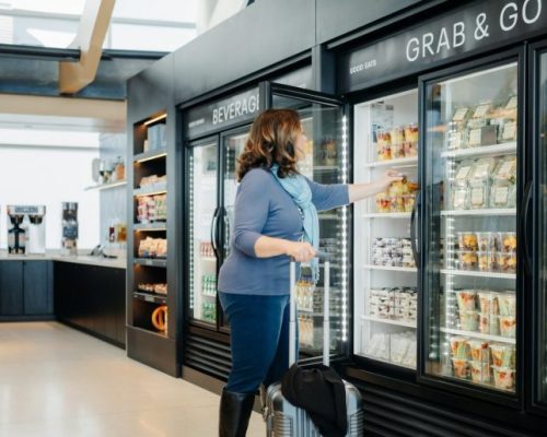 United Airlines estreia novo lounge com mini mercado
