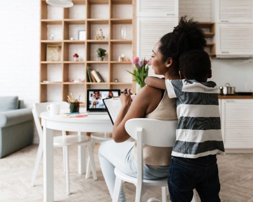 La Quinta by Wyndham is teaming up with actress and podcast host Katie Lowes to launch “Thankful for Mom,” a new series of virtual meetups designed to connect moms coast-to-coast while helping them overcome the stress and challenges of work, home and holiday travel.