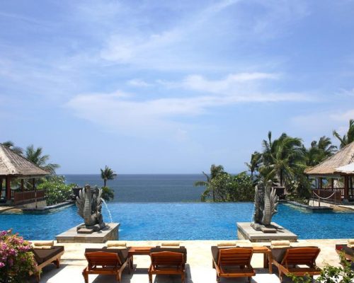 Resort em Bali proíbe smartphones na área da piscina