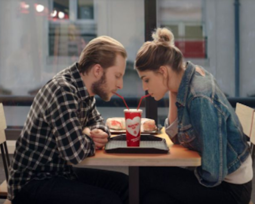 Burger King comemora o Dia dos Namorados com copo feito para compartilhar