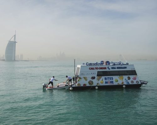 Mercado flutuante serve iates em praias de Dubai
