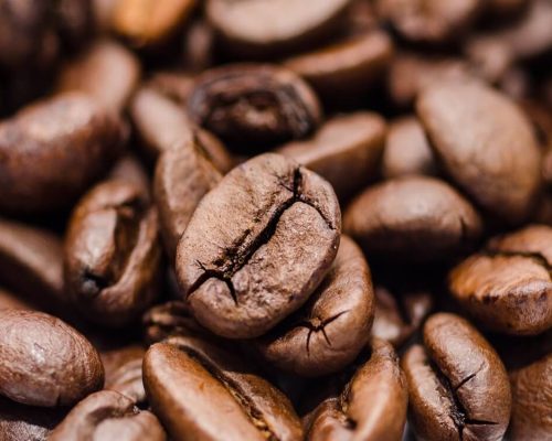 Balanças inteligentes enviam grãos de café frescos automaticamente