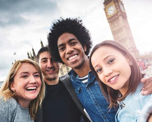 Contiki distribui passaportes grátis aos millennials americanos