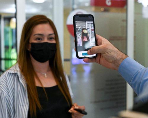 Scanners faciais que detectam COVID-19 nos aeroportos de Abu Dhabi