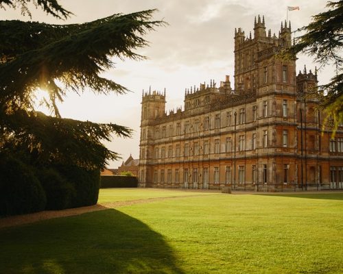 Você está cordialmente convidado a se hospedar em Downton Abbey