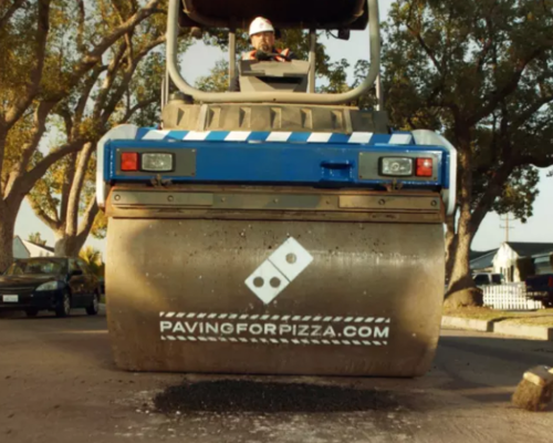 Domino’s Pizza lança campanha para pavimentar ruas esburacadas