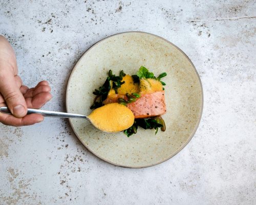 Kayak e OpenTable lançam guia gastronômico para viajantes solo