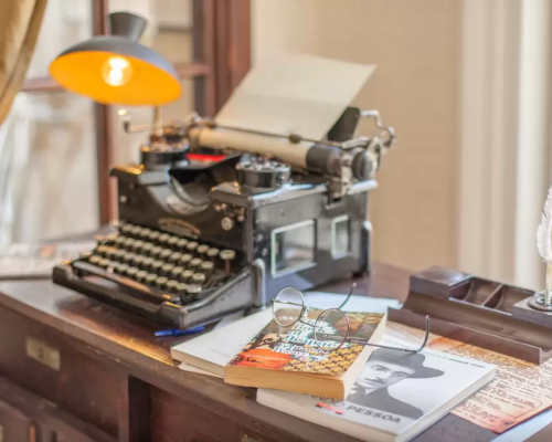 Quarto de Fernando Pessoa está disponível no Airbnb