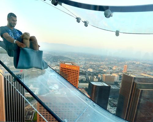 Los Angeles inaugura tobogã de vidro no 70º andar de prédio