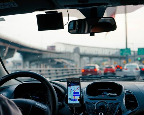 Booking lança seu próprio serviço de transporte com motoristas