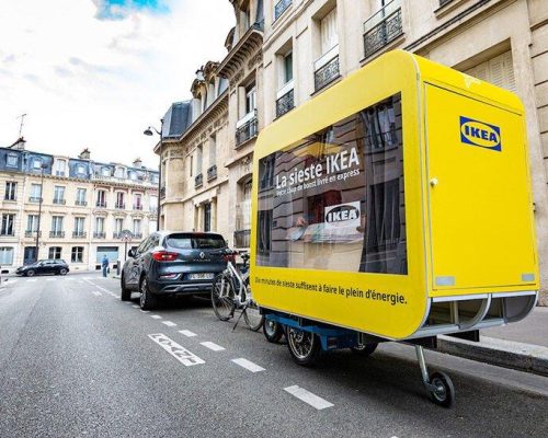 Um cochilo pelas ruas de Paris com a IKEA